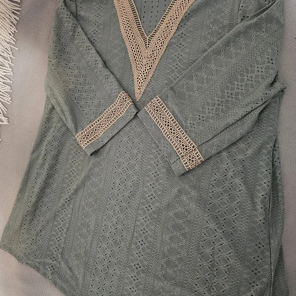 Women's Green V Neck 3/4 Sleeve Lace Detail Top Unbranded Size Large - Picture 5 of 8